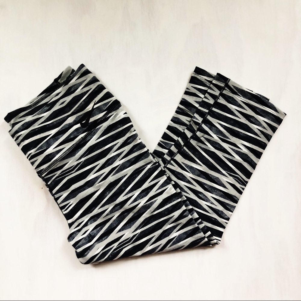 Nike Cropped Leggings - L